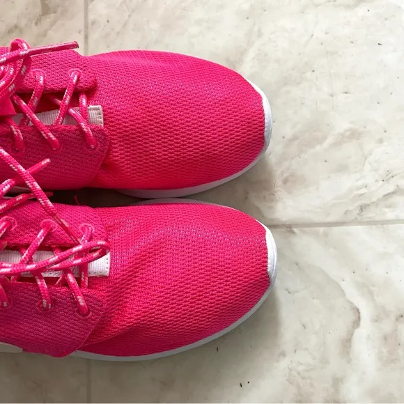 Nike Roshe Run Flyknit Shoes Sneakers in Hot Pink/White size 5.5