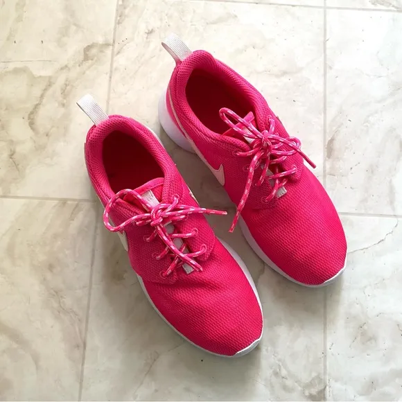 Nike Roshe Run Flyknit Shoes Sneakers in Hot Pink/White size 5.5