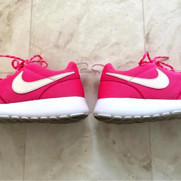 Nike Roshe Run Flyknit Shoes Sneakers in Hot Pink/White size 5.5