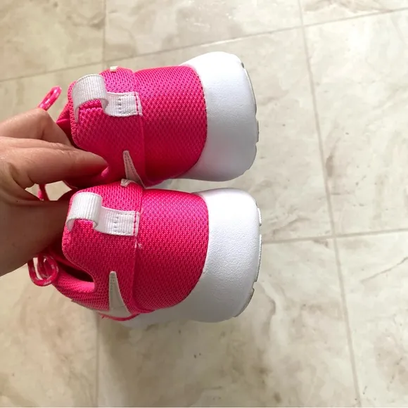 Nike Roshe Run Flyknit Shoes Sneakers in Hot Pink/White size 5.5