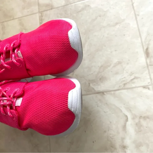 Nike Roshe Run Flyknit Shoes Sneakers in Hot Pink/White size 5.5