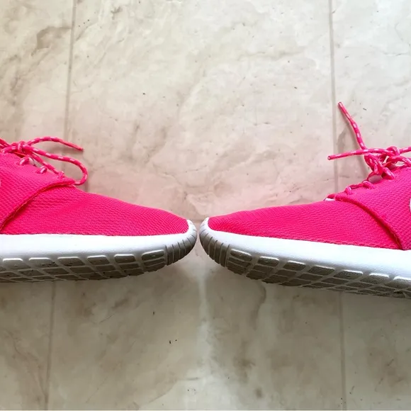 Nike Roshe Run Flyknit Shoes Sneakers in Hot Pink/White size 5.5