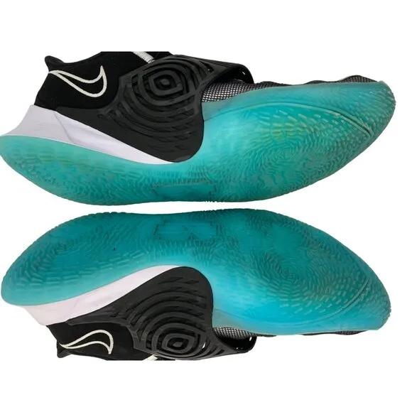 Nike Size 10.5 Kyrie 3 Mens Basketball Shoes Black/Blue Moon GUC Low 7973
