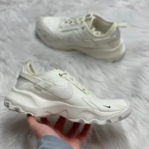 Nike TC 7900 White Womens Shoes DD9682-100 VNDS Sz 9