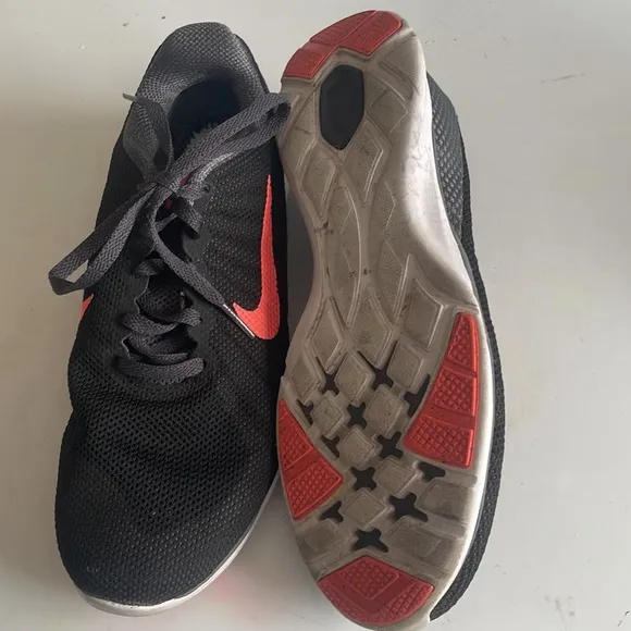 Nike training in season TR 6 sneakers black orange running shoes women size 7.5