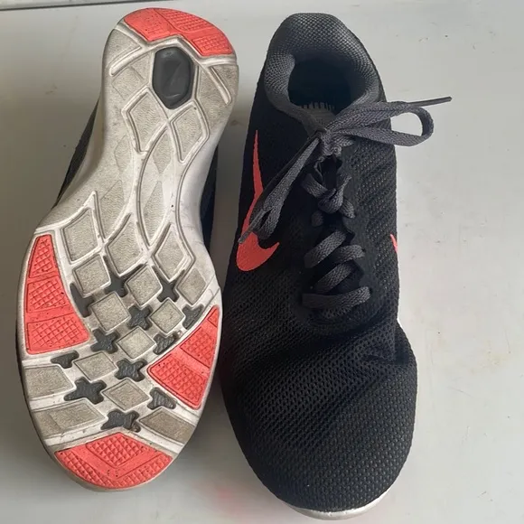 Nike training in season TR 6 sneakers black orange running shoes women size 7.5