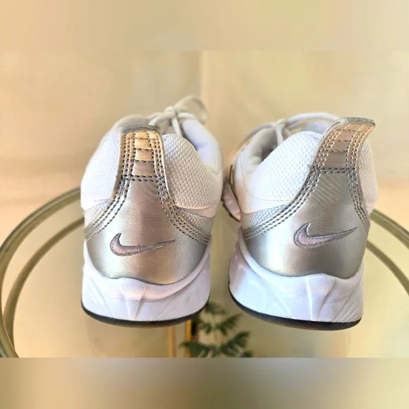 NIKE Womens Rolling Rail White Running Shoes Sneakers Womens Size 8.5M VGUC