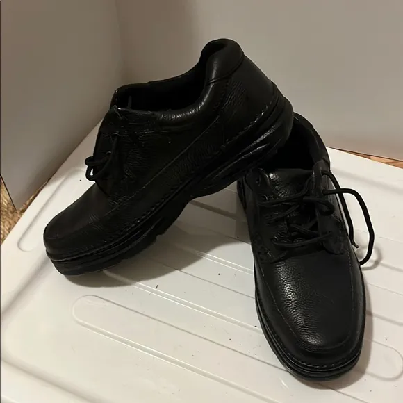 Nunn Bush Black Leather Oxfords with Cushioned Collar