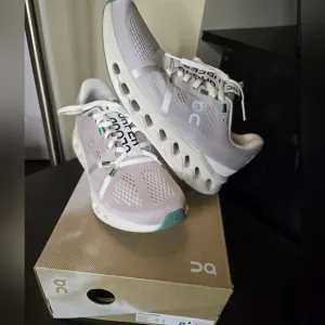 NWB On Cloudsurfer Size 8 Womens Running Shoe Pearl/Ivory