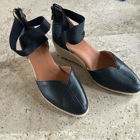 NWOB Gentle Souls by Kenneth Cole Orya Espadrille Wedge Sandal Black Leather 8