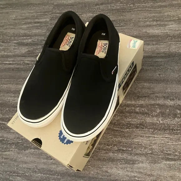 NWOT Skechers Bobs women’s slip on shoes