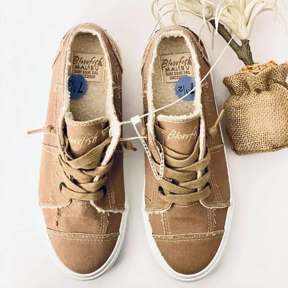 NWT Gorgeous Blowfish Malibu 8 Tan Sherpa Lined Memory foam Cushioned Sneakers