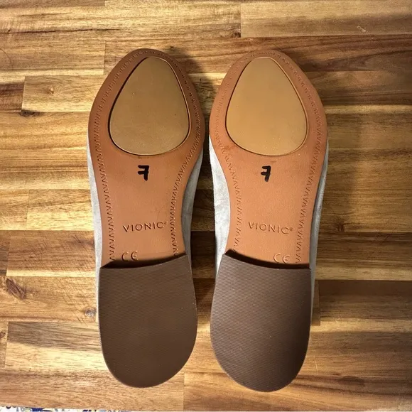 NWT Vionic Willa Slip On Flat Color Dark Taupe Suede Size 7