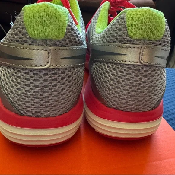 NWT Women NIKE DUAL FUSION LITE Size 6.5