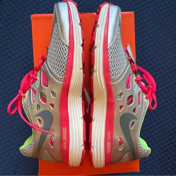 NWT Women NIKE DUAL FUSION LITE Size 6.5