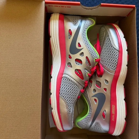 NWT Women NIKE DUAL FUSION LITE Size 6.5