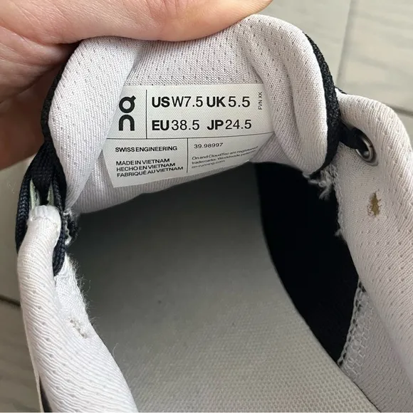 On Cloud Cloudstratus Running Sneakers