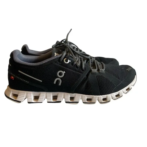 ON CLOUD SWISS ENGINEERED CLOUD WOMENS SNEAKERS, BLACK /WHITE, SIZE US 5