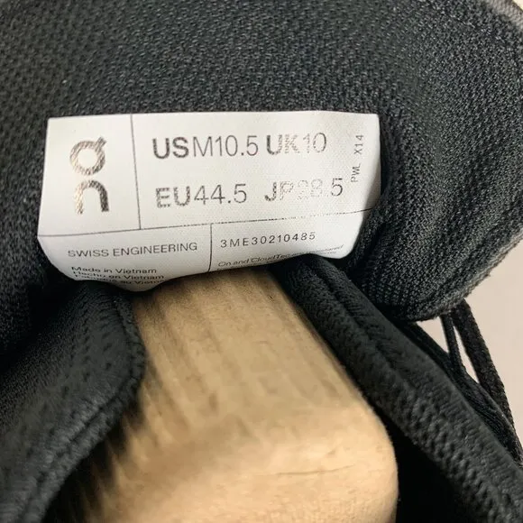 On Cloudnova Men's size 10.5 Black Running Shoes