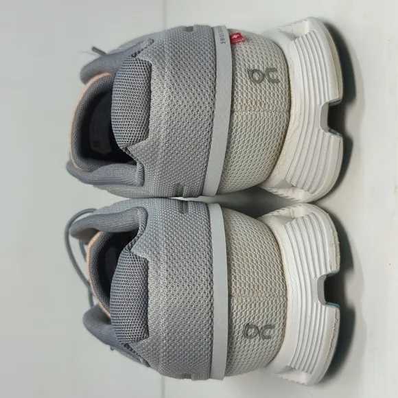 On Running cloud running 5 push sneaker. Women's size 9 EU 40.5