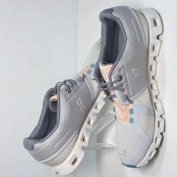 On Running cloud running 5 push sneaker. Women's size 9 EU 40.5