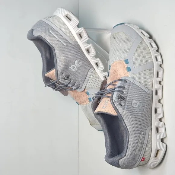 On Running cloud running 5 push sneaker. Women's size 9 EU 40.5