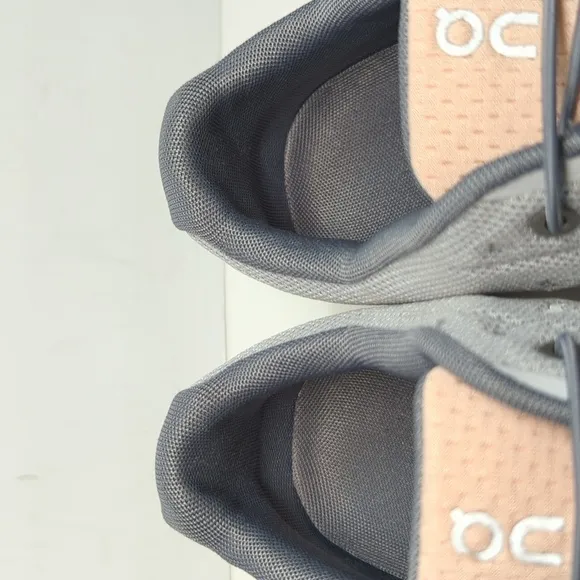 On Running cloud running 5 push sneaker. Women's size 9 EU 40.5
