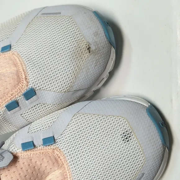 On Running cloud running 5 push sneaker. Women's size 9 EU 40.5