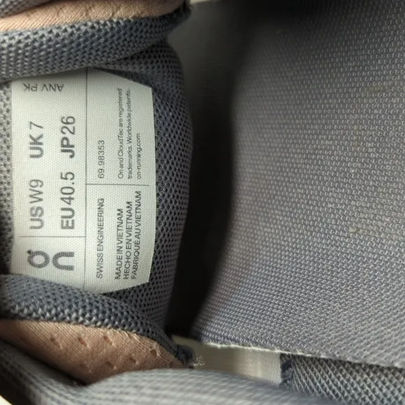 On Running cloud running 5 push sneaker. Women's size 9 EU 40.5