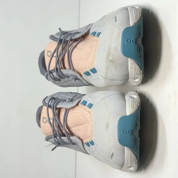On Running cloud running 5 push sneaker. Women's size 9 EU 40.5