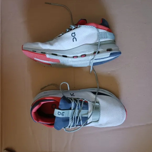 On Running  Cloudnova Men  Athletic  Sneekers Shoes US M SZ10 Great Condition