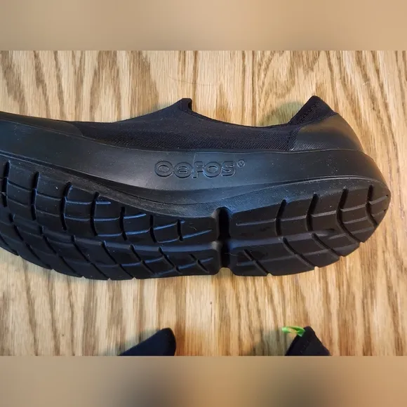 OOFOS Women's OOmg eeZee Low Shoe Slip On Black Size 11 Like New