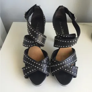 Pour La Victoire heels