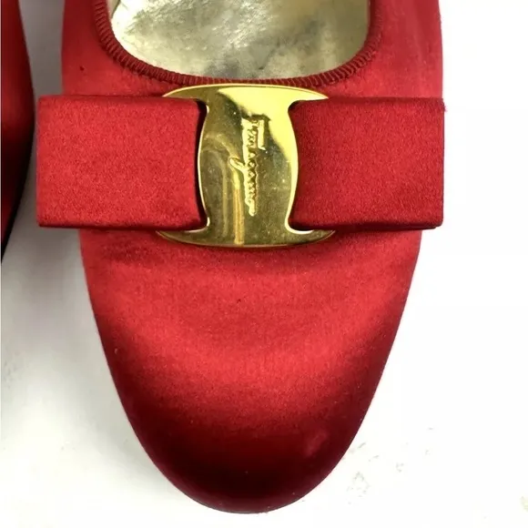 Salvatore Ferragamo Vera Bow Pump Shoes 10 Red Satin Slip On Heels Gold Womens