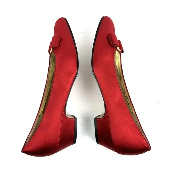 Salvatore Ferragamo Vera Bow Pump Shoes 10 Red Satin Slip On Heels Gold Womens