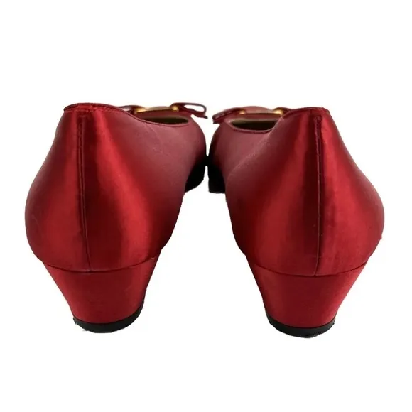 Salvatore Ferragamo Vera Bow Pump Shoes 10 Red Satin Slip On Heels Gold Womens