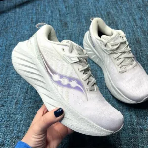Saucony Triumph 22 Running Shoes in White Foam