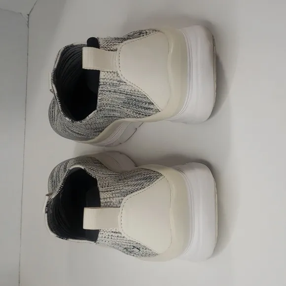 SKECHERS Women’s D'Lux Walker size 10 Like New!