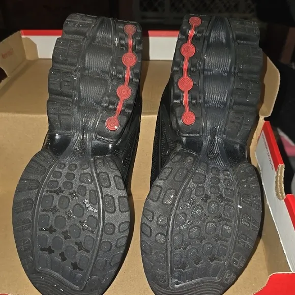 Sleek Black Athletic Shoes with Cushioned Midsole
