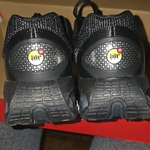 Sleek Black Athletic Shoes with Cushioned Midsole