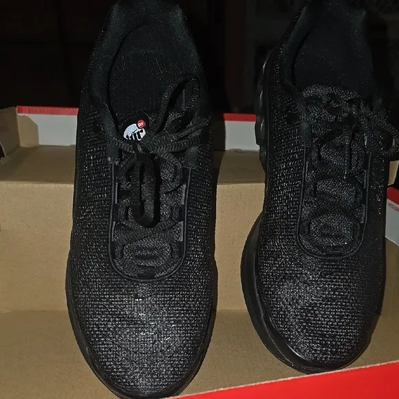 Sleek Black Athletic Shoes with Cushioned Midsole