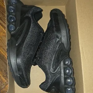 Sleek Black Athletic Shoes with Cushioned Midsole