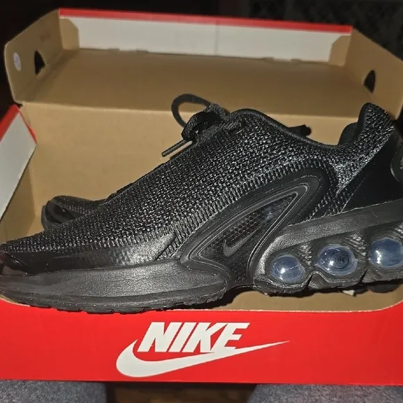Sleek Black Athletic Shoes with Cushioned Midsole