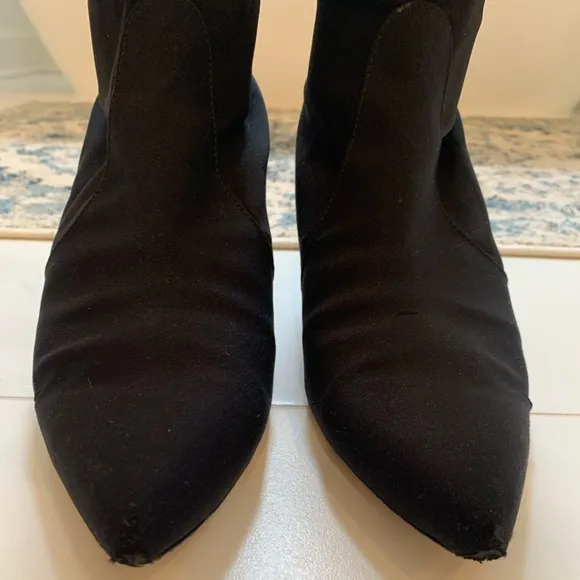 Stuart Weitzmsn Vero Cuoip Black Stretch Ankle Booties