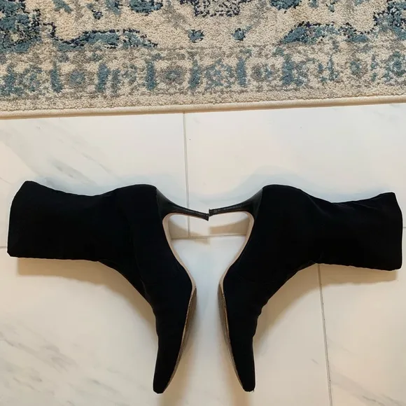 Stuart Weitzmsn Vero Cuoip Black Stretch Ankle Booties