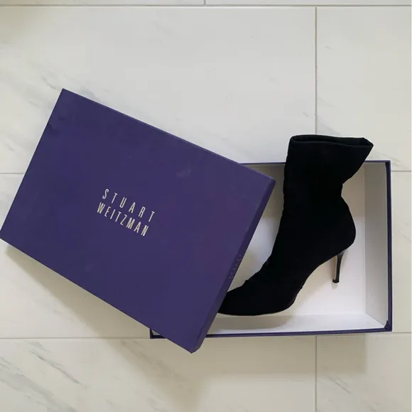 Stuart Weitzmsn Vero Cuoip Black Stretch Ankle Booties
