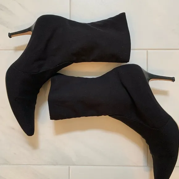 Stuart Weitzmsn Vero Cuoip Black Stretch Ankle Booties