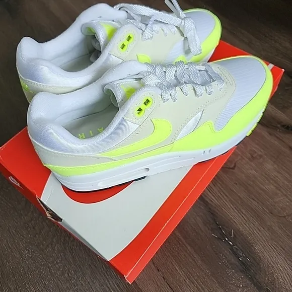 Sz 8.5 W Nike Air Max 1 87' White Volt Yellow Shoes DZ2628-100 Women’s Running