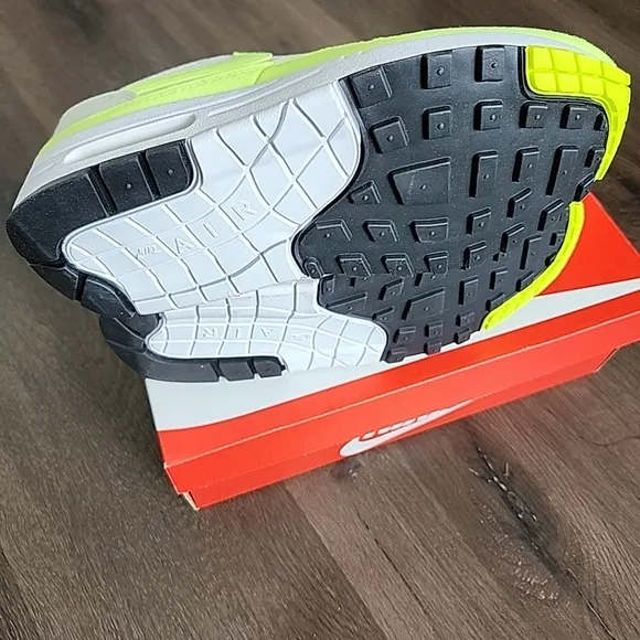 Sz 8.5 W Nike Air Max 1 87' White Volt Yellow Shoes DZ2628-100 Women’s Running