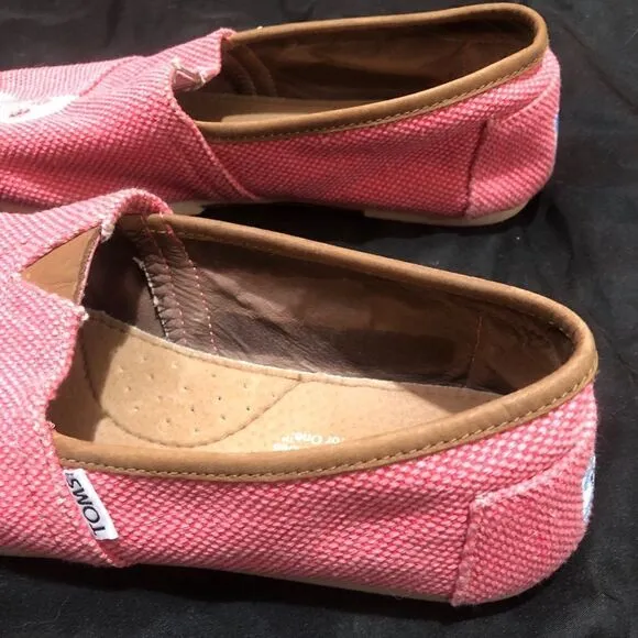 TOMS pink with white skull shoes - unknown size 8-1/2 to 9 maybe VERY CUTE